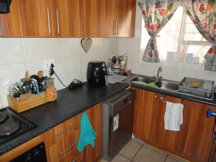 To Let 3 Bedroom Property for Rent in Kannoniers Park North West